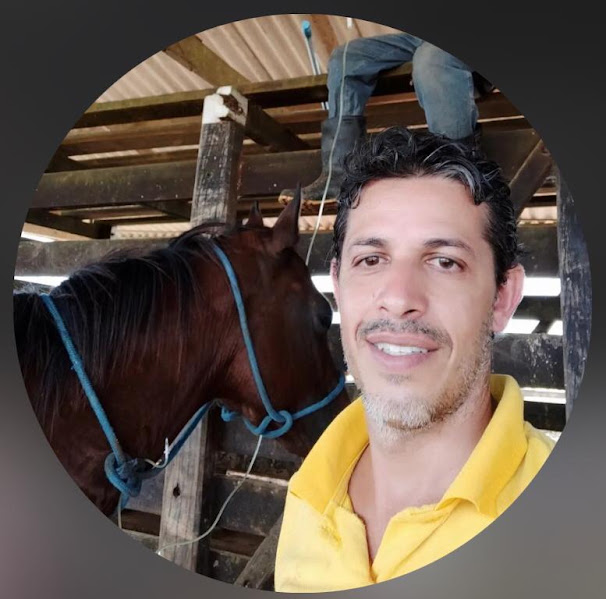 Igor Granero ao lado de um cavalo